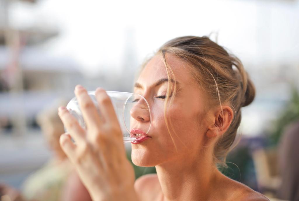 6 The Best Anti-Aging Benefits of Water You Don’t Know