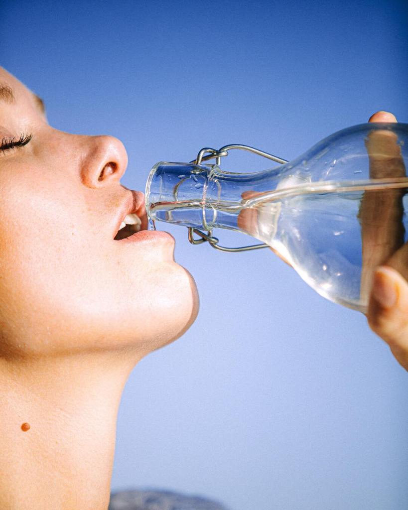 6 The Best Anti-Aging Benefits of Water You Don’t Know detoxification