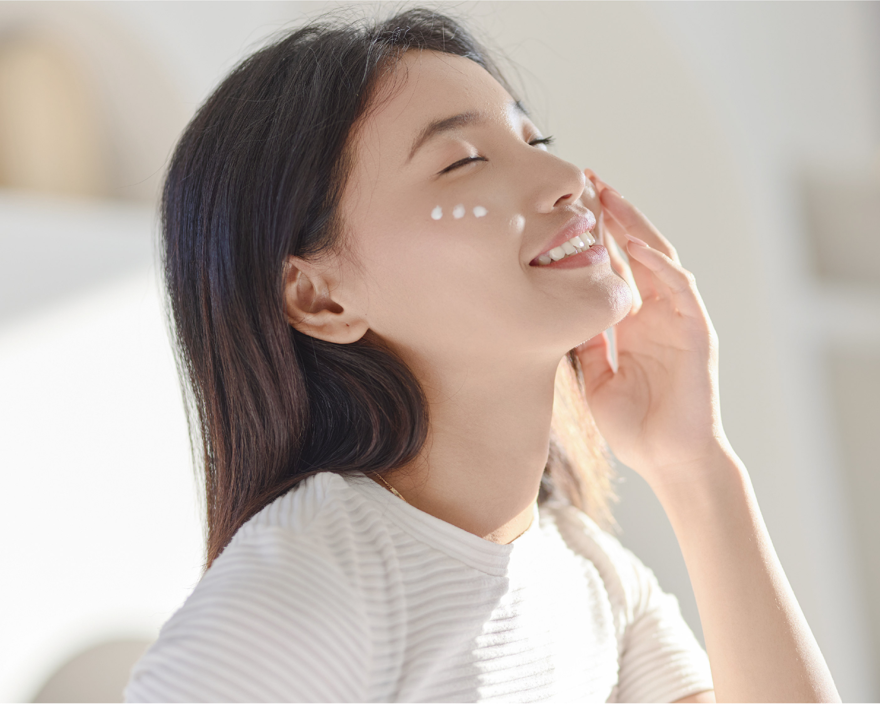 lady applying moisturiser